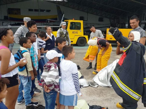 Niños isleños experimentan una mañana divertida y educativa en el Grupo Aéreo del Caribe