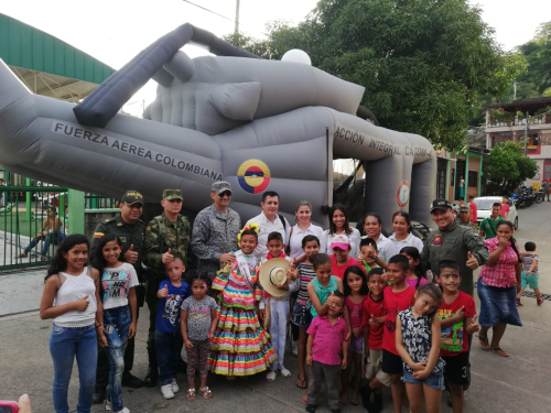 La comunidad del barrio Icacal, en Melgar, le abre las puertas a la Fuerza Aérea Colombiana