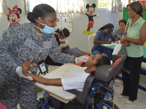 El Grupo Aéreo del Caribe brinda atención médica a niños en condición especial