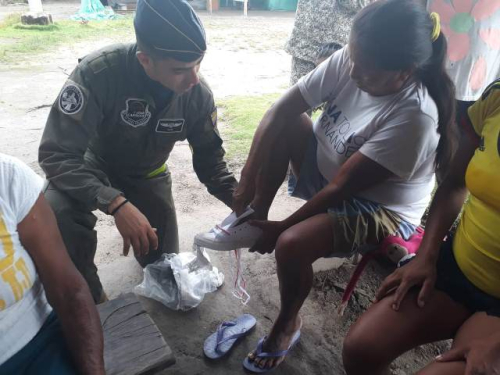 Fuerza Aérea Colombiana llevó donaciones a comunidad indígena del Guainía afectada por ola invernal