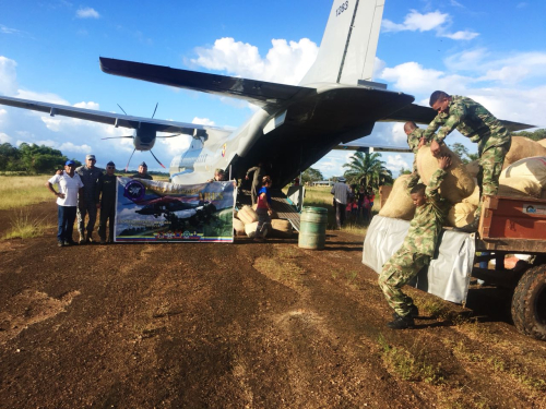 Fuerza Aérea transporta 67 sacos de cacao de campesinos del programa de sustitución de cultivos ilícitos del Vichada.