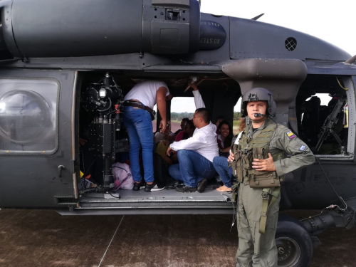 La Fuerza Aérea Colombiana apoya el traslado de jurados de votación en zonas apartadas del país