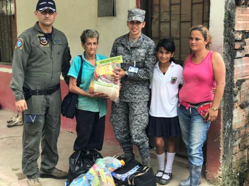 Abuelitos de Villarrica reciben ayuda gracias a la Fuerza Aérea Colombiana