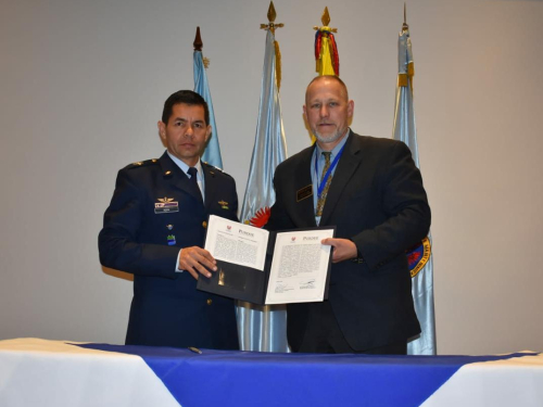 El Coronel Javier Neira Peraza Director de la Escuela de Postgrados de la Fuerza Aérea Colombiana – EPFAC y el Doctor Robert Cox, Director de la oficina de globalización de la Universidad de Purdue, ubicada en indiana Estados Unidos, llevaron a cabo la firma de la carta de intención para la creación de una red de aeroespacial entre ambas instituciones.