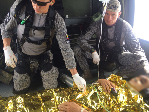 En una operación humanitaria, la Fuerza Aérea Colombiana evacuó y trasladó hacia el Hospital Pablo Tobón Uribe de la ciudad de Medellín, a un suboficial del Ejército Nacional víctima de un artefacto explosivo en el municipio de Bagadó, Chocó.