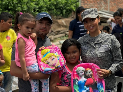 Más de 60 niños del barrio Pozo Azul en el municipio de Girardot, se beneficiaron gracias a la Fuerza Aérea Colombiana