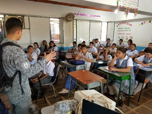 Fuerza Aérea Colombiana lleva mensaje de paz y educación a los niños de Puerto Carreño en Vichada