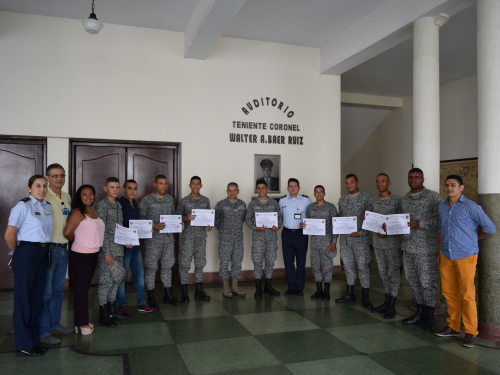 Soldados de la Fuerza Aérea se gradúan en Diplomado de Informática en Cali