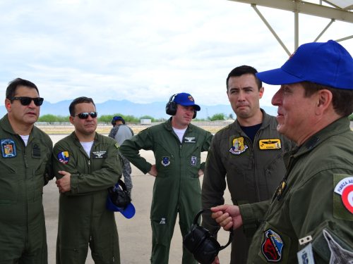 Oficiales de distintas fuerza aéreas de América Latina visitan Fuerza de Tarea Expedicionaria de Colombia en Arizona.