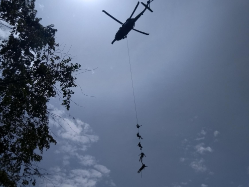 Escuela de Instrucción Militar Aérea entrena a Oficiales y Suboficiales en curso de búsqueda, salvamento y rescate