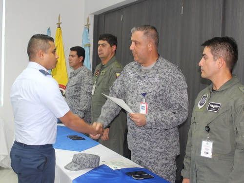 Oficiales de la Fuerza Aérea se gradúan como Operadores de Aeronaves Remotamente Tripuladas- ART