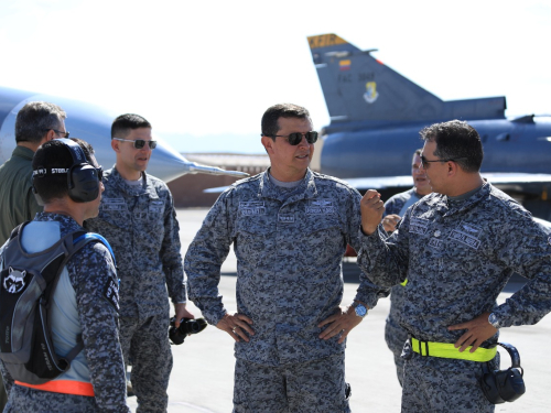 General Carlos Bueno visita a la Comisión Red Flag de la Fuerza Aérea Colombiana en Estados Unidos  