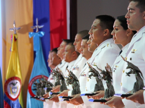 11 Oficiales se gradúan en el Centro de Armas y Tácticas de la Fuerza Aérea Colombiana