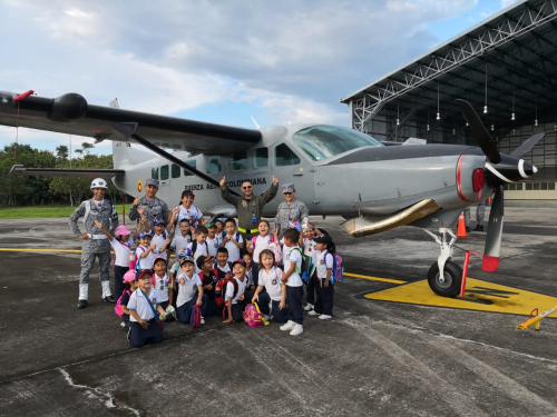 La Fuerza Aérea Colombiana abre sus puertas a los niños de Leticia