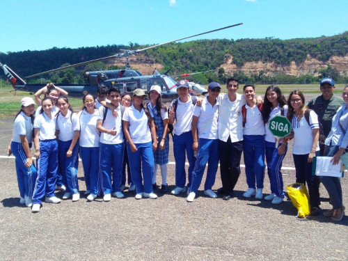 El Comando Aéreo de Combate No. 4 llevó a cabo el programa "Así se va a las Alturas" con el Colegio “La Presentación” de Girardot