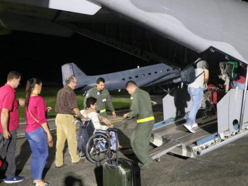 Avión de la Fuerza Aérea transporta 120 personas más ante cierre vial entre Bogotá y Villavicencio