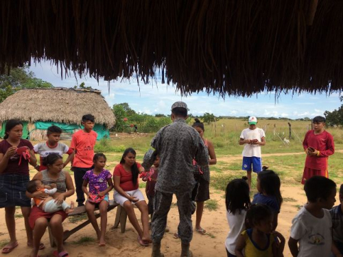 Fuerza Aérea Colombiana despertó sonrisas a los niños de la comunidad indígena Amorúa en Vichada