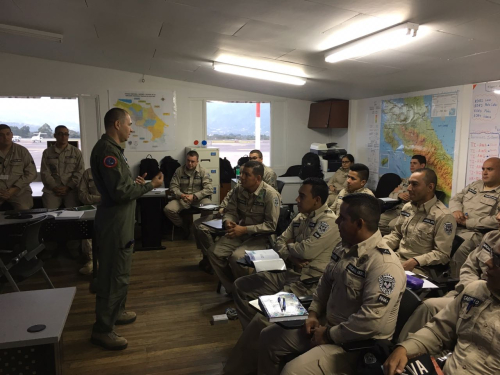 Instructores del Comando Aéreo de Combate No. 1 brindan capacitación a militares en Costa Rica