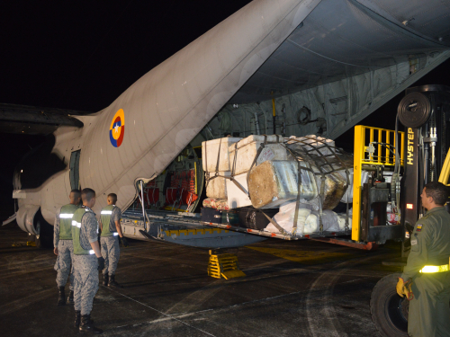 Fuerza Aérea Colombia y Alcaldía de Leticia se unen para brindar ayuda humanitaria a la población damnificada de Guainía 