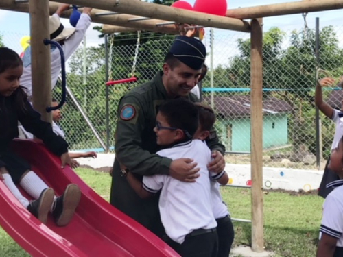 Fuerza Aérea Colombiana alegra la vida de los niños de una escuela en Villarrica con la donación de un parque infantil