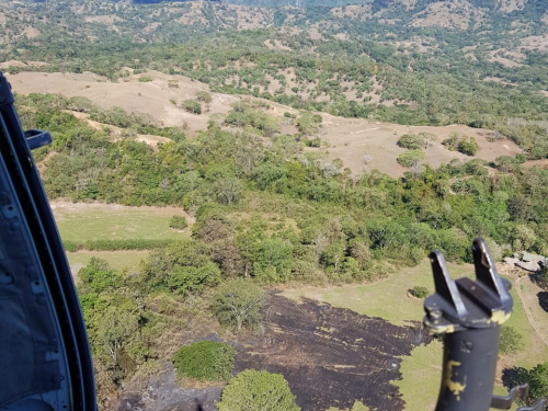 Fuerza Aérea Colombiana apoya extinción de incendio forestal que afectó el sector de Bucamba en La Dorada, Caldas
