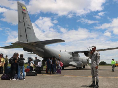 Fuerza Aérea continúa transportando personas por cierre vial entre Bogotá y Villavicencio