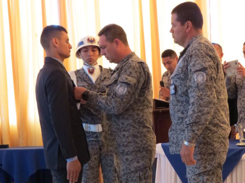 La recientemente activada Base Aérea Comando Fuerza Aérea llevó a cabo la primera ceremonia con motivo del licenciamiento de 39 soldados, en un acto que fue presidido por el Comandante de la Unidad, Señor Coronel Gustavo Adolfo Ramírez Gómez, quien expresó un saludo de agradecimiento a los jóvenes que hoy entrega a la sociedad colombiana, motivándolos a ser hombres competentes para el mejoramiento de la Nación.