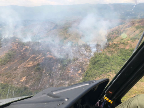 Helicóptero de la Fuerza Aérea apoya extinción de incendio presentado en el municipio del Carmen de Apicalá