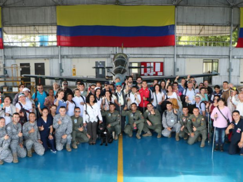 Grupo de invidentes conocieron la Fuerza Aérea Colombiana