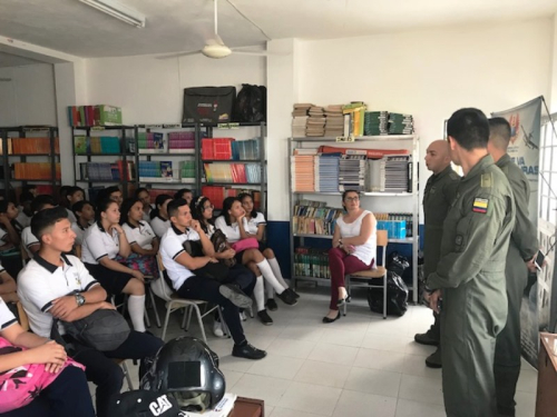 Jóvenes de institución educativa de Girardot le abren las puertas a la Fuerza Aérea Colombiana