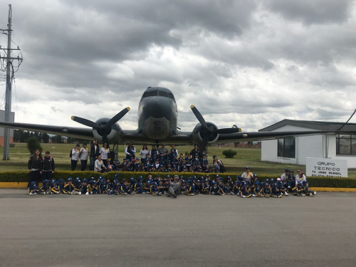 “Pequeños Aviadores” visitan el Comando Aéreo de Mantenimiento