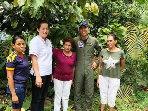 Fuerza Aérea Colombiana impulsa familias cacaoteras en el oriente de Caldas