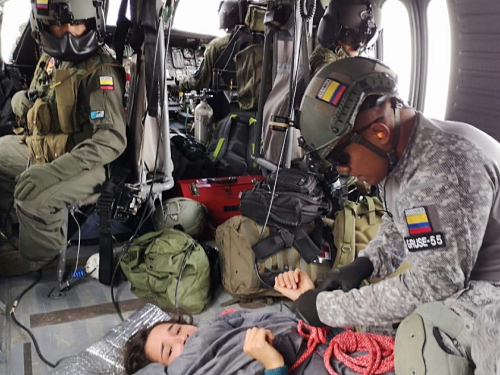 Mujer accidentada en el Nevado del Tolima es rescatada por la Fuerza Aérea Colombiana