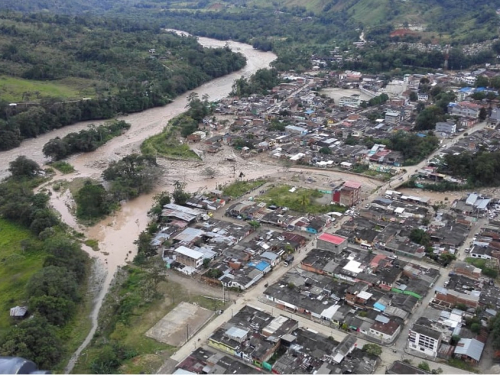 Fuerza Aérea Colombiana desarrolla misiones aéreas con motivo de la emergencia en Mocoa