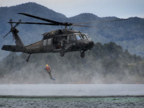 Así entrena la Fuerza Aérea Colombiana para rescatar a la tripulación de una aeronave derribada en alta mar