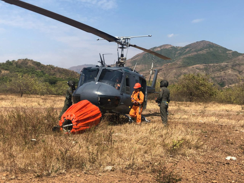 Fuerza Aérea Colombiana apoya extinción de incendios en el Cerro de Pacandé en Natagaima, Tolima