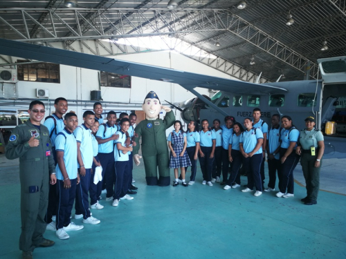 Flowers Hill Bilingual School visitó el Grupo Aéreo del Caribe