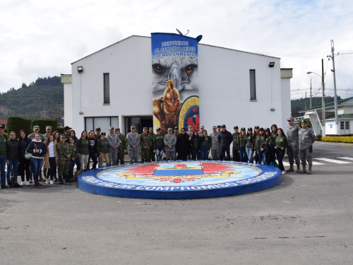 Alumnos del Curso de Orientación en Seguridad y Defensa visitan el CAMAN