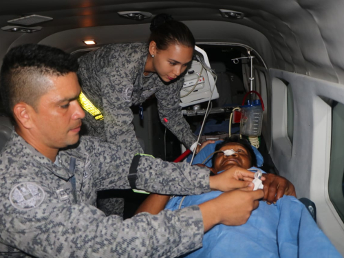 Un paciente de 49 años de edad quien presentaba un fuerte dolor abdominal por obstrucción intestinal que requería un urgente manejo quirúrgico fue trasladado por un avión de la Fuerza Aérea Colombiana.