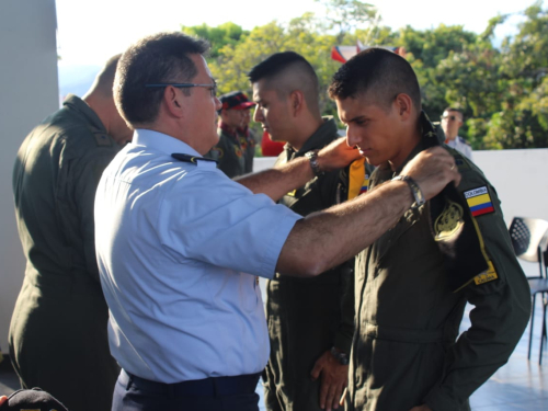 23 cadetes del Curso 92 reciben bufandas e inician etapa de vuelo