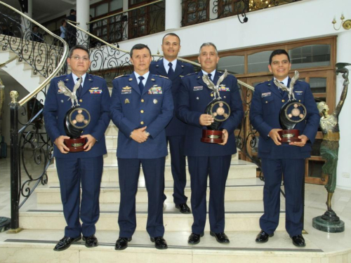 Comandante de la Fuerza Aérea hace reconocimiento a proyectos de investigación aeronáutica
