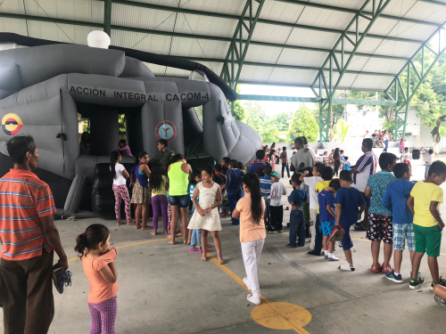 Los niños son una de las motivaciones más grandes por las que el personal de la Fuerza Aérea Colombiana trabaja en temas de responsabilidad social, por eso es que constantemente visitan y comparten con las comunidades más alejadas y vulnerables para realizar actividades lúdicas y que aporten al bienestar de los más pequeños.