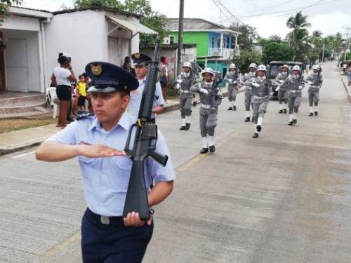 Los Hombres y las Mujeres del Aire desfilaron conmemorando el Día de la Raza en San Andrés Islas