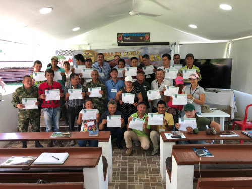 Fuerza de Tarea Ares facilita capacitación de campesinos en Granja Luker