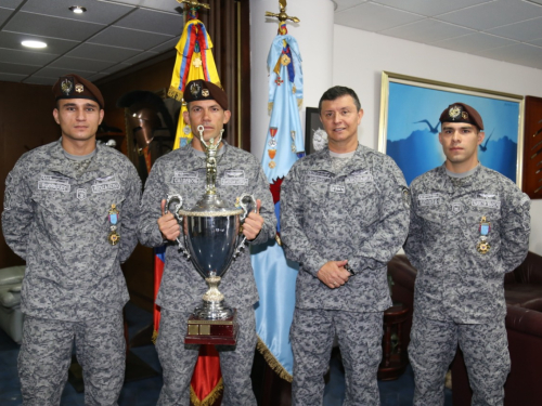 Comandos Especiales Aéreos reciben medalla Fe en la Causa por excelente participación en Campeonato Mundial de Fuerzas Comando
