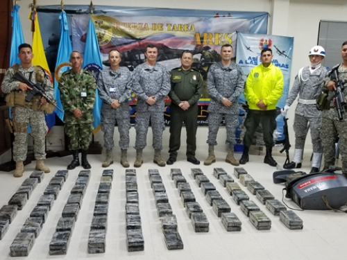 ¡Histórico! Comandante de la Fuerza Aérea Colombiana y Director de la Policía participan en incautación de 131 kilos de cocaína en Vichada