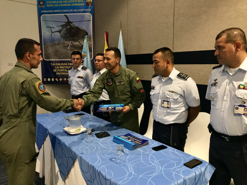 30 inspectores de helicópteros medianos y livianos de la Fuerza Aérea Colombiana, de los equipos Huey II, UH 1H, Bell 212, TH 67 y H-500, culminaron con éxito el seminario de estandarización dictado durante dos días por la Escuela de Helicópteros para las Fuerzas Armadas, EHFAA.