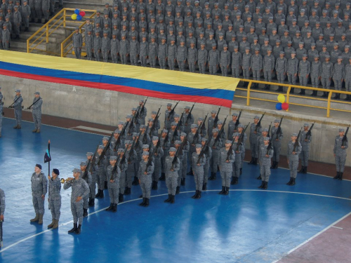 Soldados del programa de Instrucción Básica de Seguridad realizan su Juramento de Bandera en el Comando Aéreo de Combate No. 1