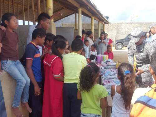 Fuerza Aérea Colombiana apoyando a la etnoeducación en la Guajira