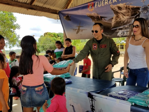 Fuerza Aérea Colombiana benefició a más de 50 niños a través del “Plan Corazón Amigo” en Buenavista, Vichad